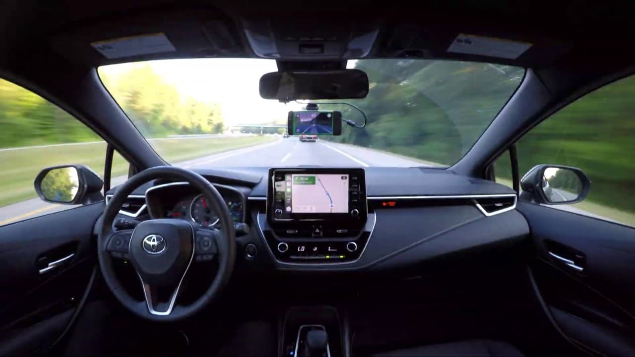 El GPT-6 Astra de OpenAI se convierte en el primer modelo de IA en conducir un automóvil real a través de un circuito