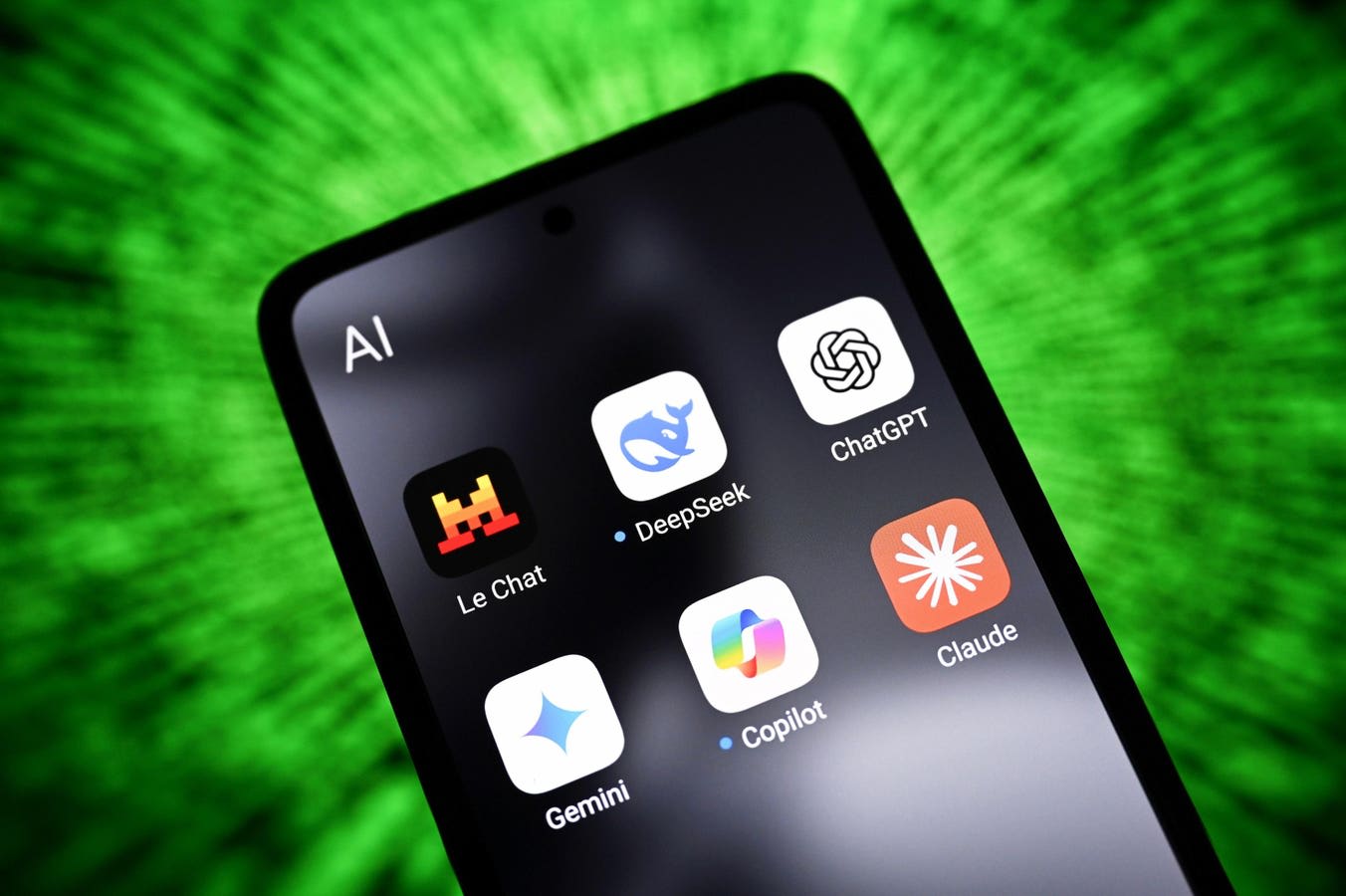 Hacker usó agentes de IA para vulnerar 100 empresas y robar 600 mil tarjetas de crédito