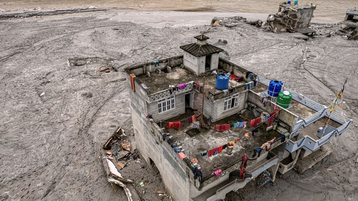 Mujer rescatada con vida de su casa sepultada 10 días después de las inundaciones en Nepal