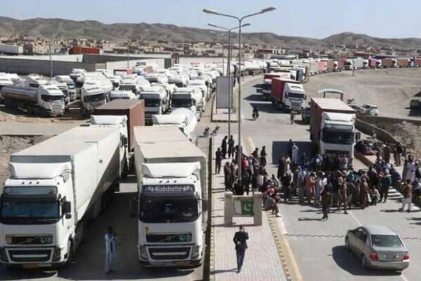 El plan de Irán para comerciar por tierra fracasa en las fronteras en medio del bloqueo de Ormuz