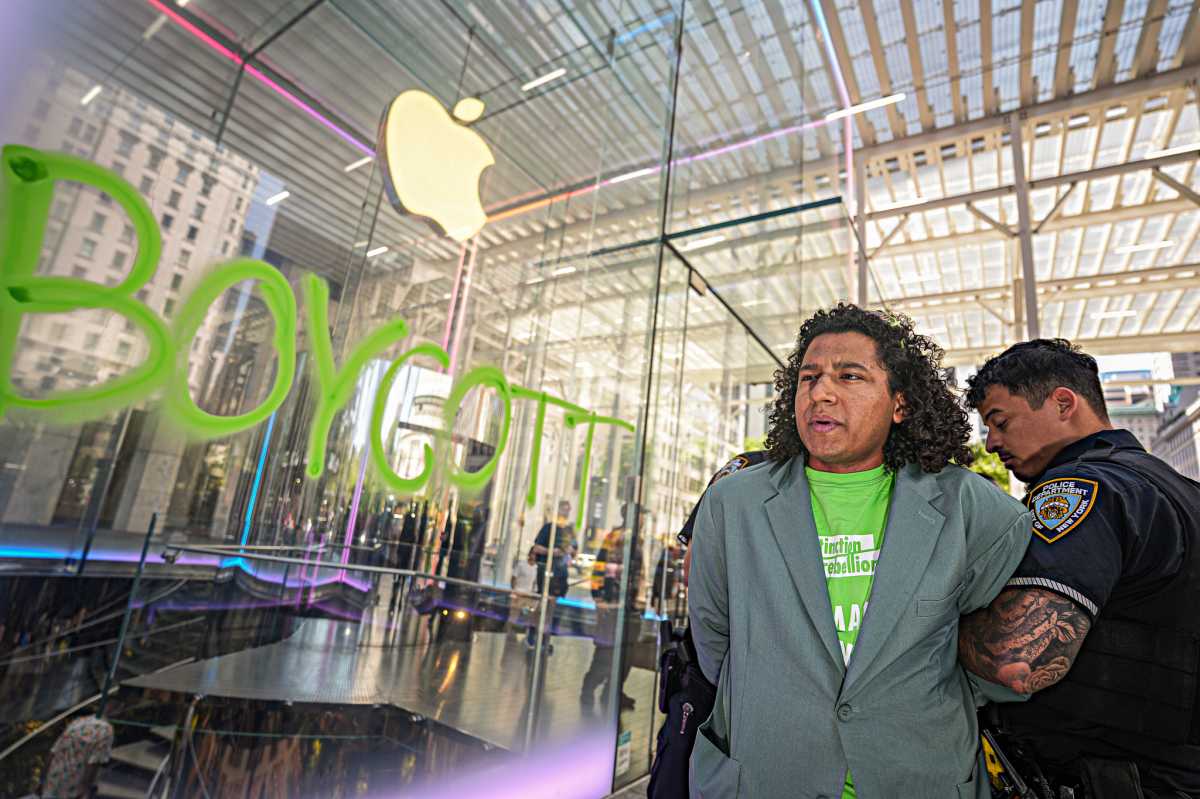 Activist arrested spray-painting Midtown Apple store in ...