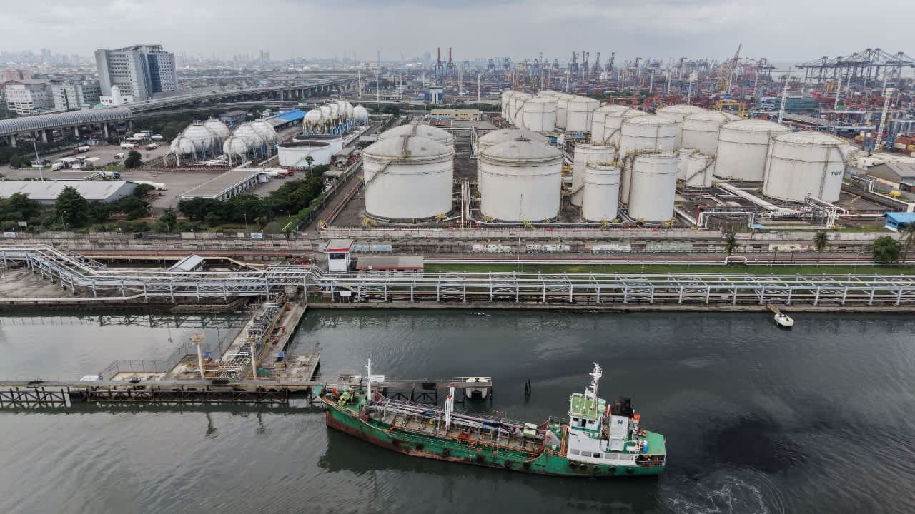 Global oil stockpiles draining at record pace amid Iran war
