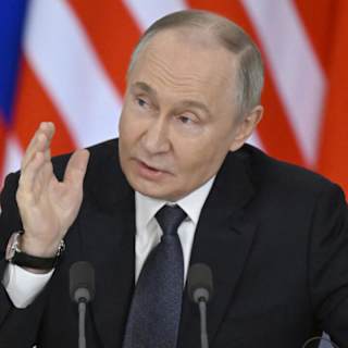 Trump to speak with Putin and Zelensky Monday in ceasefire push