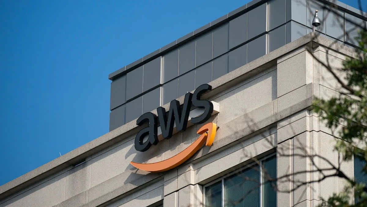 Imágenes satelitales confirman que Irán atacó los centros de datos de Amazon en Baréin