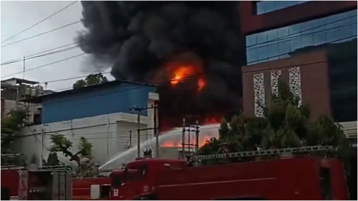 Massive fire engulfs factory in Noida's Sector 2; over 25 ...