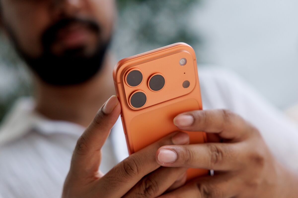 Bloomberg dice que el rediseño del iPhone de vidrio sigue en marcha, tras el anuncio de Jefferies de su cancelación