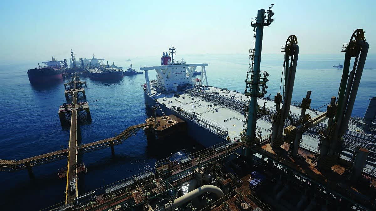 Las exportaciones de petróleo saudí se recuperan tras ataques a oleoducto que obligan a desviar rutas por Ormuz