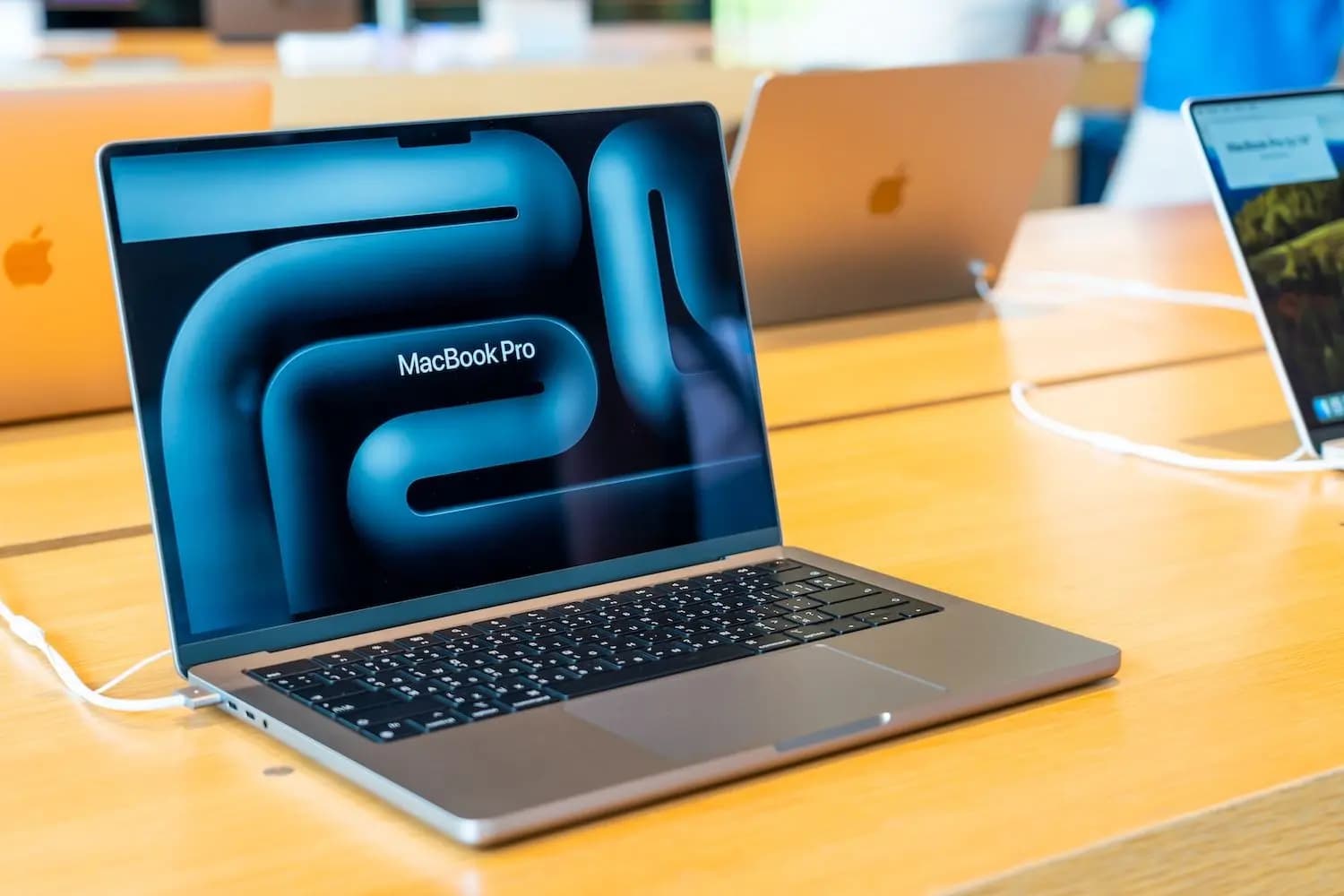 Apple presentará un MacBook Pro con pantalla OLED táctil, según Gurman