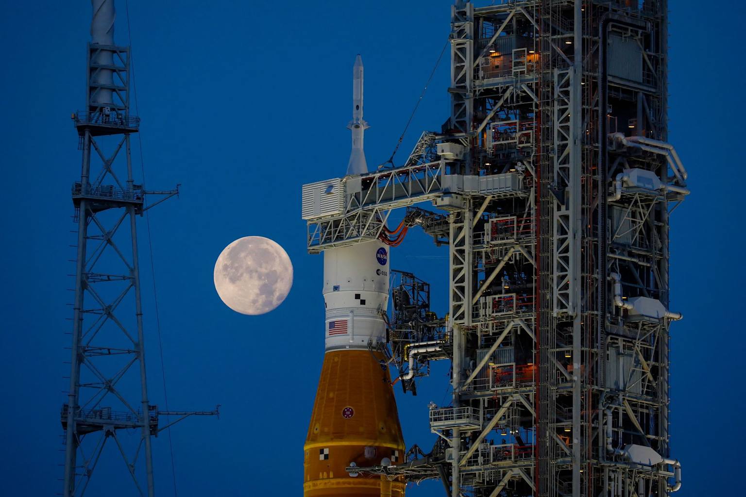 Congress just greenlit a NASA moon plan opposed by Musk and ...