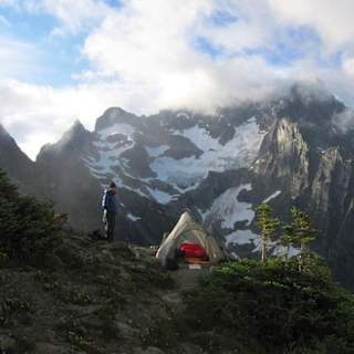 Climber survives 400-foot fall in North Cascades, called for help