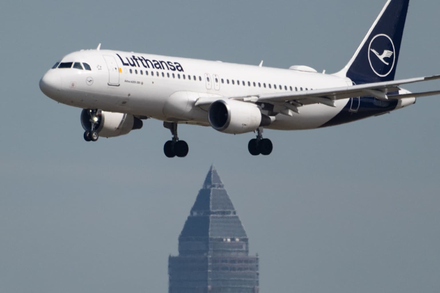 Lufthansa says Iran war will add €1.7B to its fuel bill