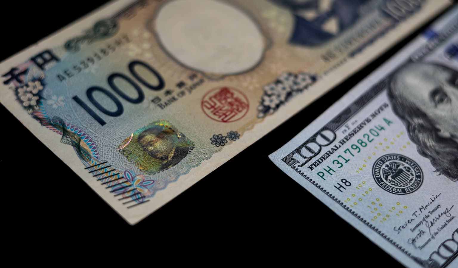 Traders warn yen could fall to 200 per dollar