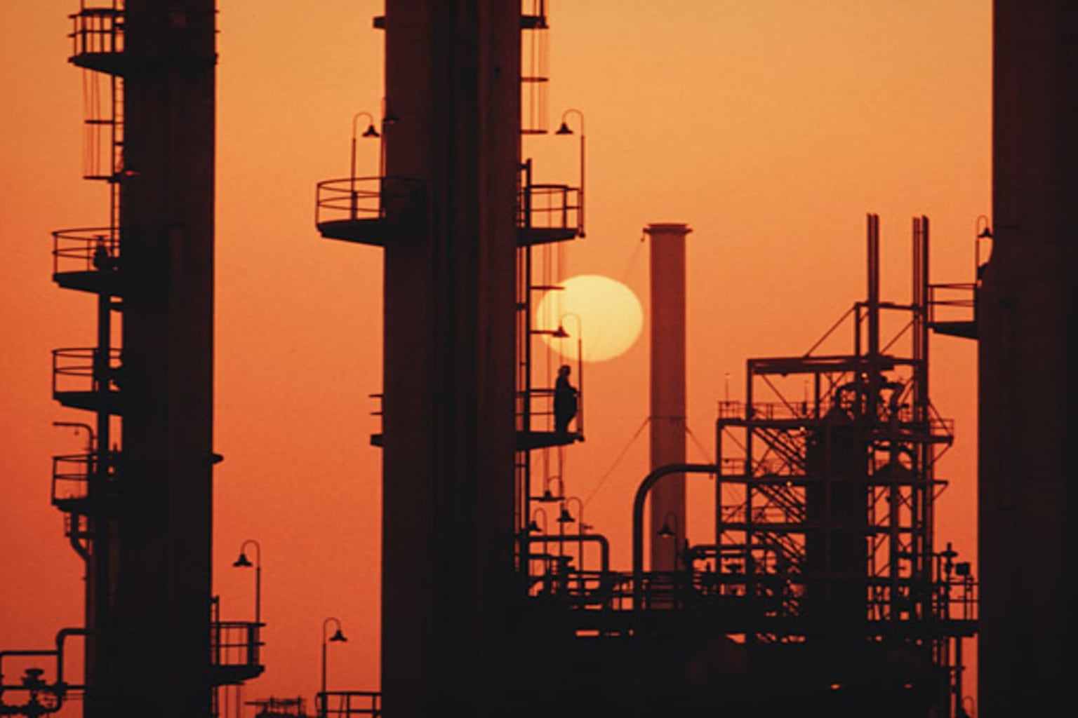 Oil falls to 4-month lows as US-Iran talks ease supply fears
