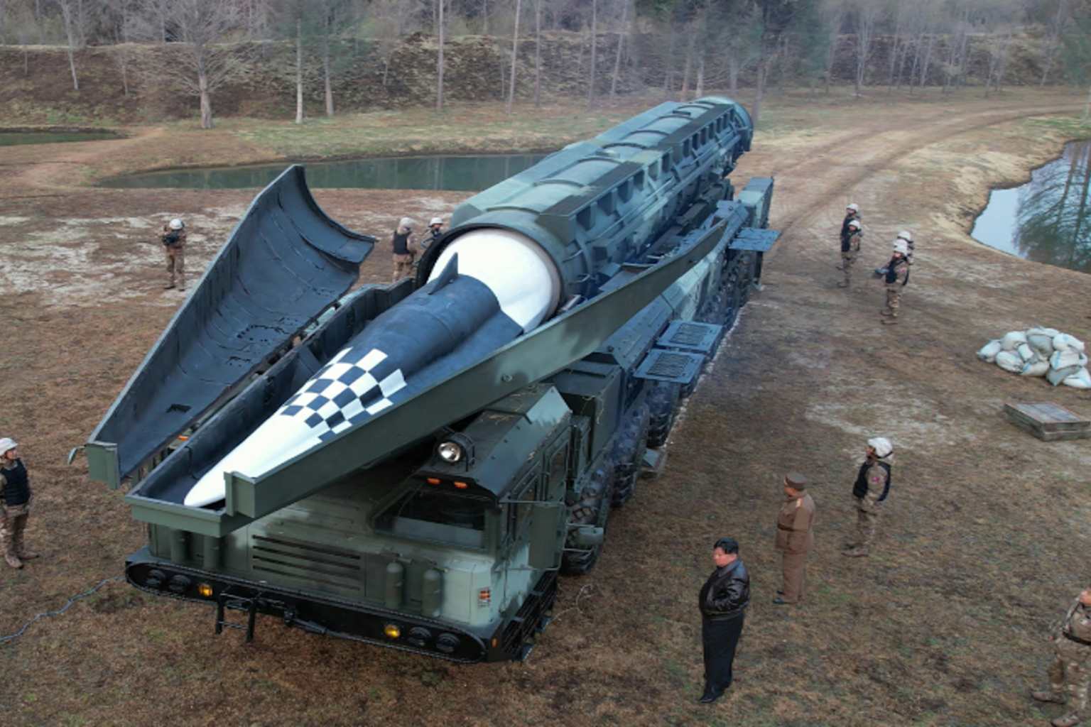 Kim supervisa una prueba de misil hipersónico y asegura que alcanzó 1.000 km