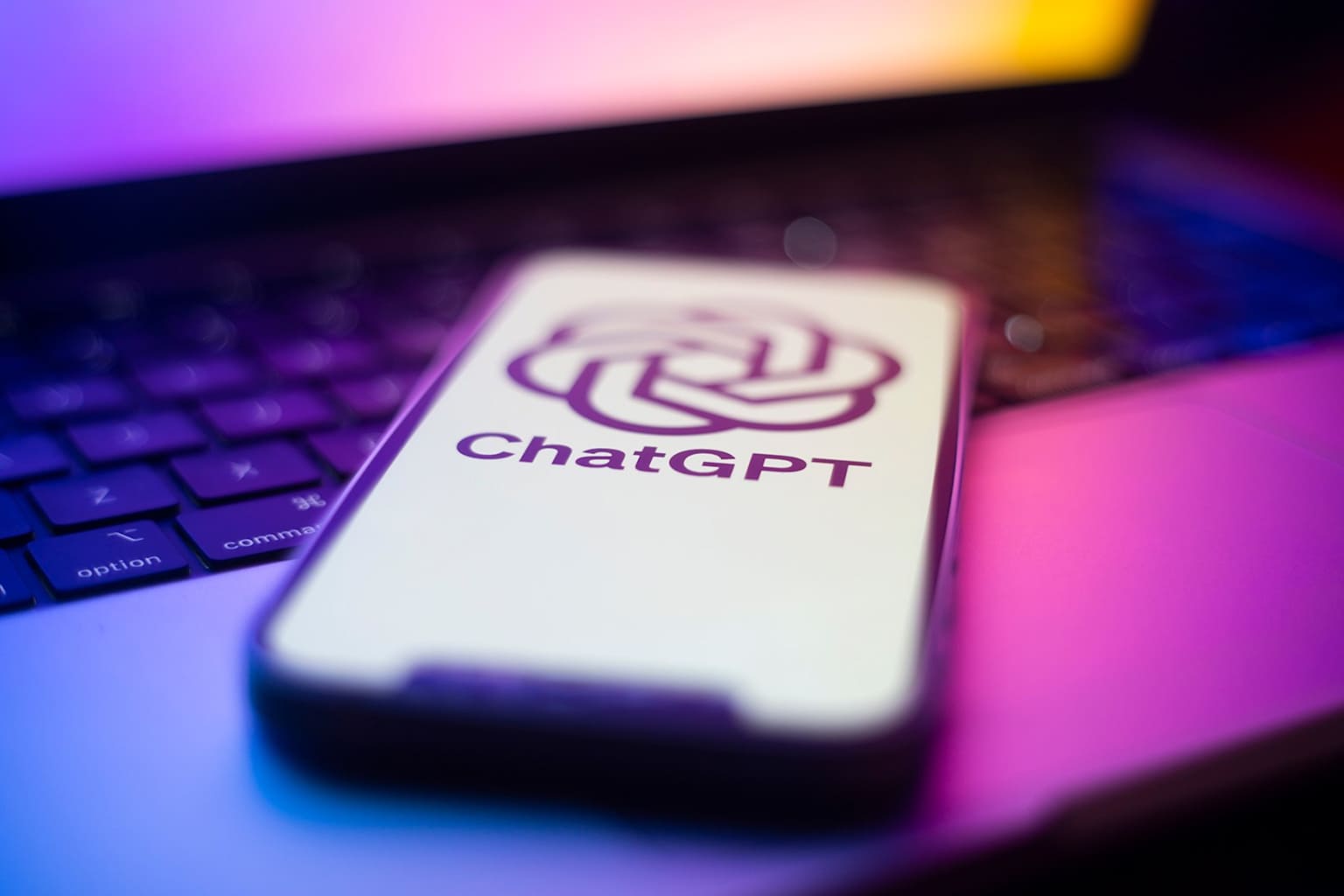 Usuarios de ChatGPT presentan demanda colectiva por revisión de chats del Proyecto Lily