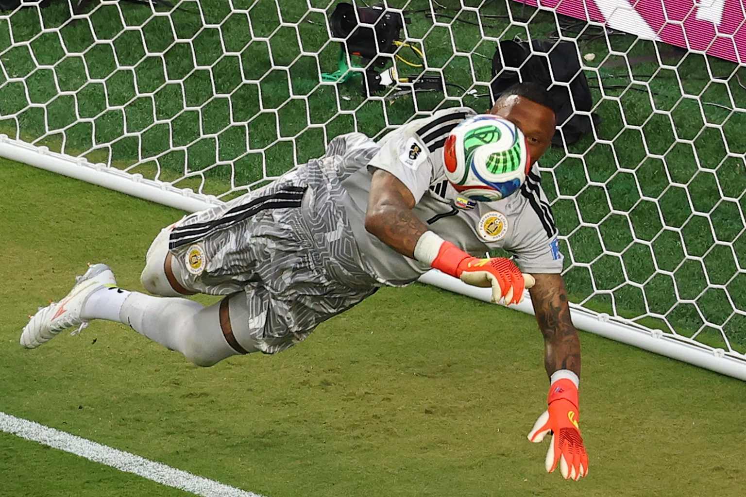Curaçao earns first World Cup point behind Room's 15 saves