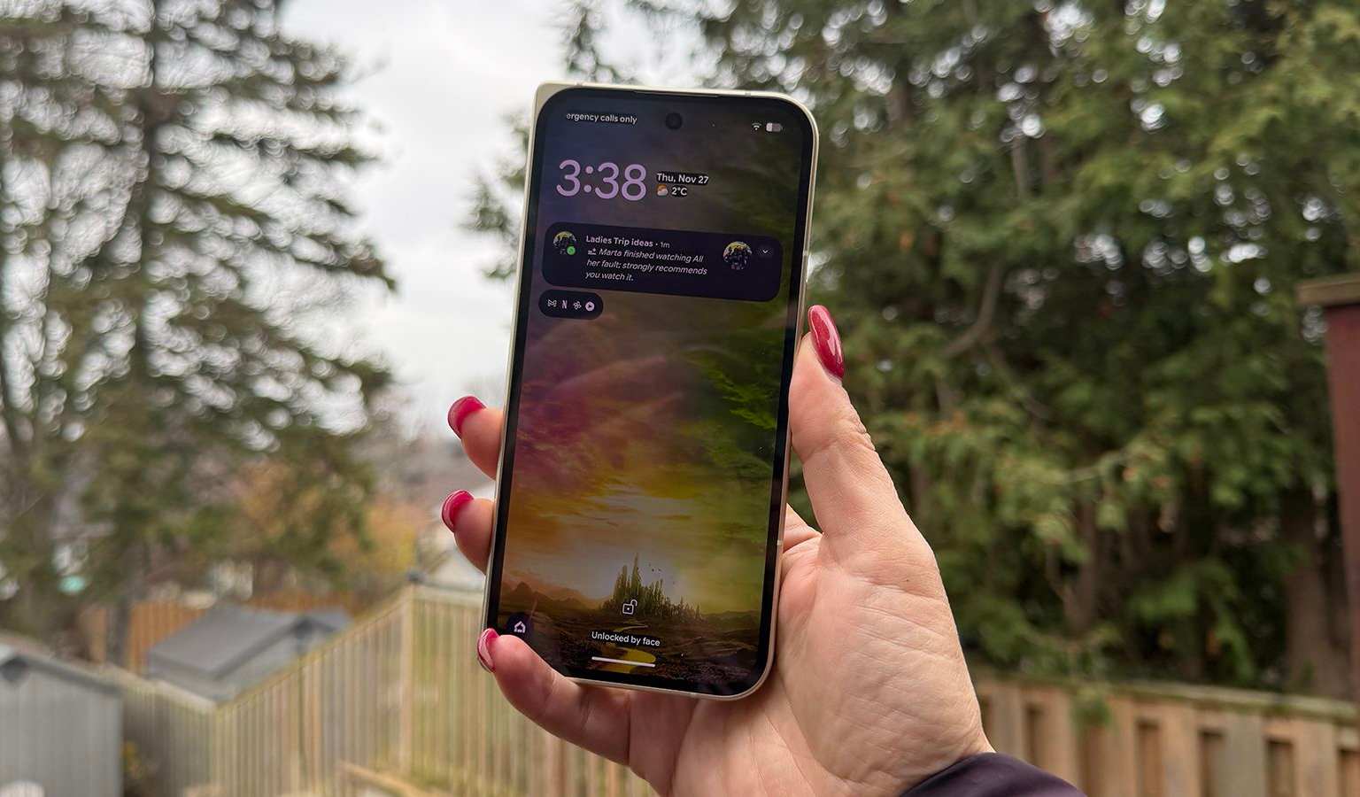 Màn hình Android hiển thị tóm tắt thông báo bằng AI