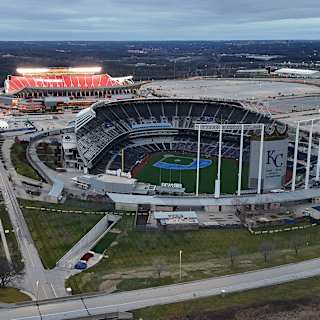 Chiefs, Royals get extra year to decide on stadium deals