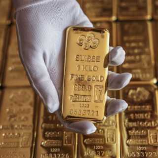 Gold drops sharply as hawkish Fed minutes fuel rate hike fears