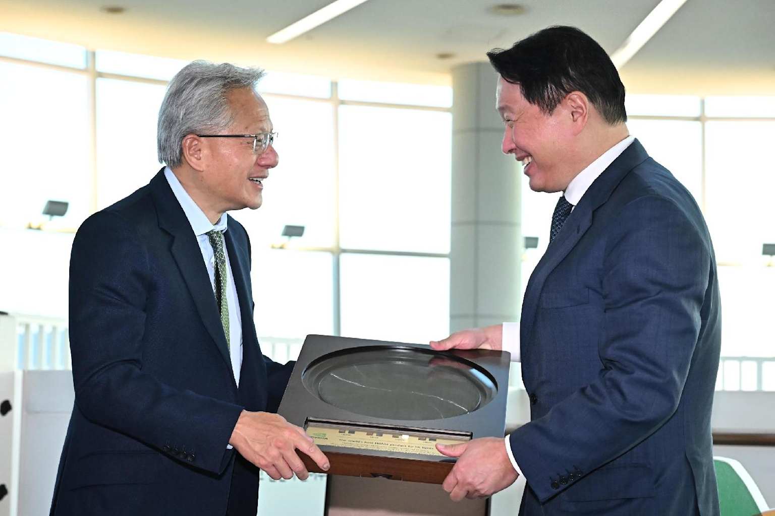 최태원-젠슨 황, 경주서 단독 회동…HBM 웨이퍼 선물 교환