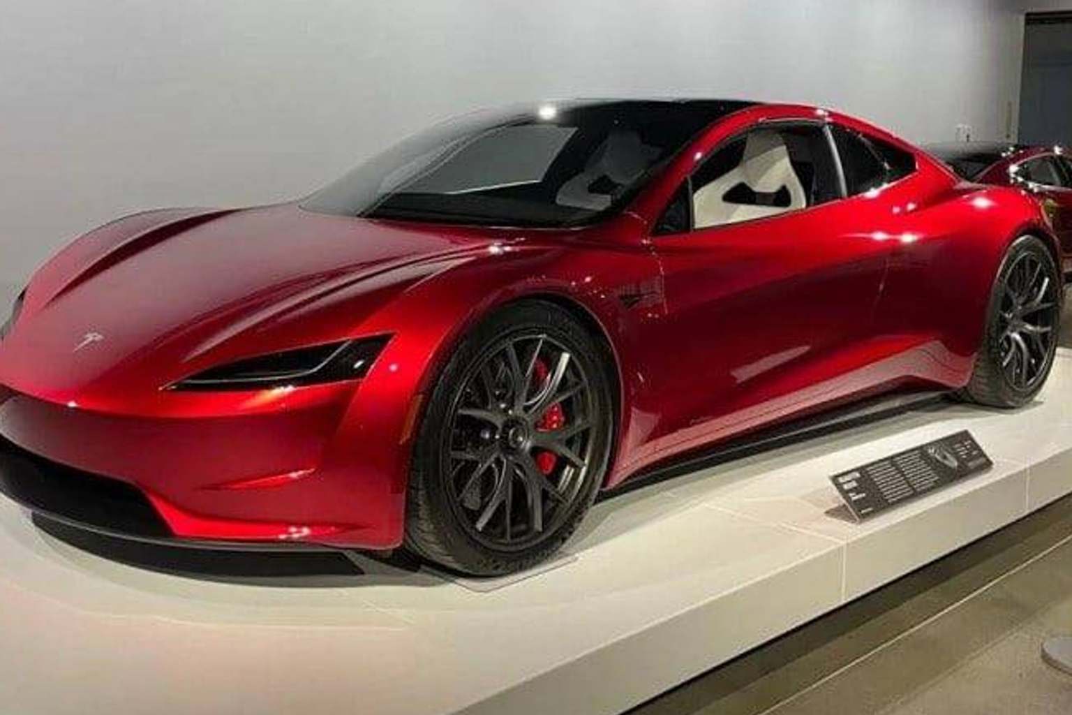 Tesla presenta el Roadster, retrasado durante años, en el centro de SpaceX en Texas