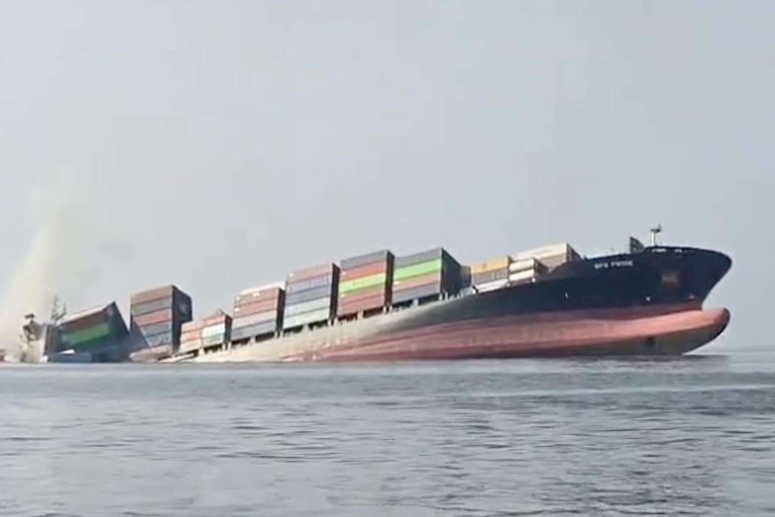 Dos barcos se hunden cerca de Ormuz mientras se intensifican los ataques iraníes