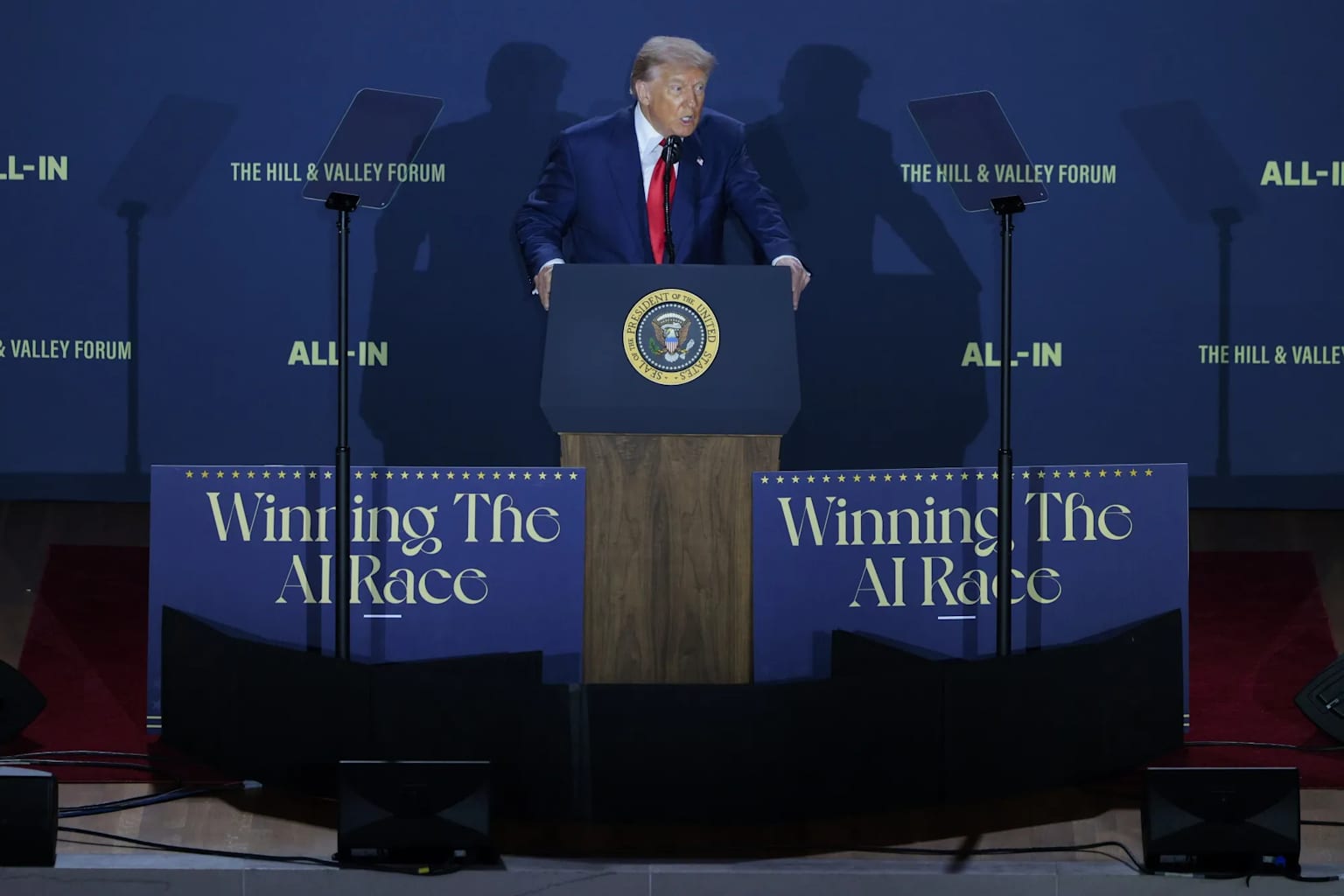Trump rechaza los llamados de los CEOs de IA a frenar el desarrollo, citando la carrera con China