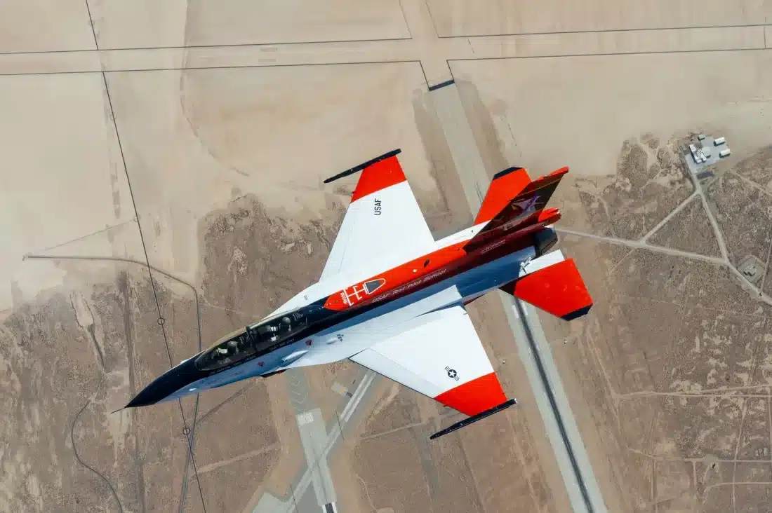 AI控制F-16完成自主飞行测试