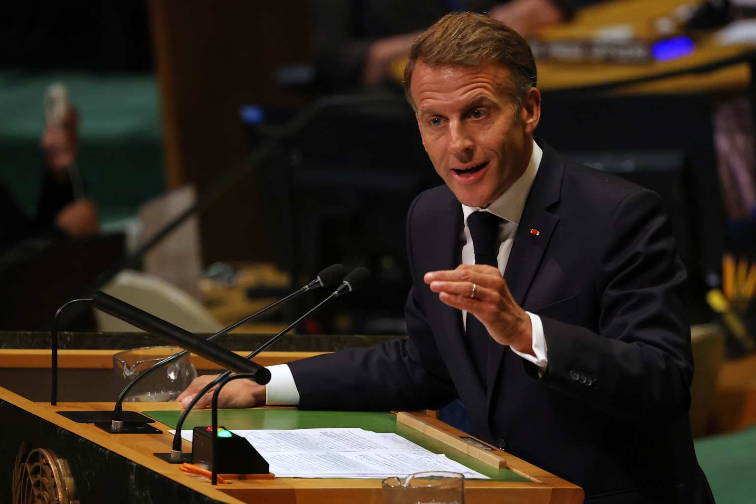 Macron enviará tropas y radares para proteger el puerto petrolero saudí de los hutíes
