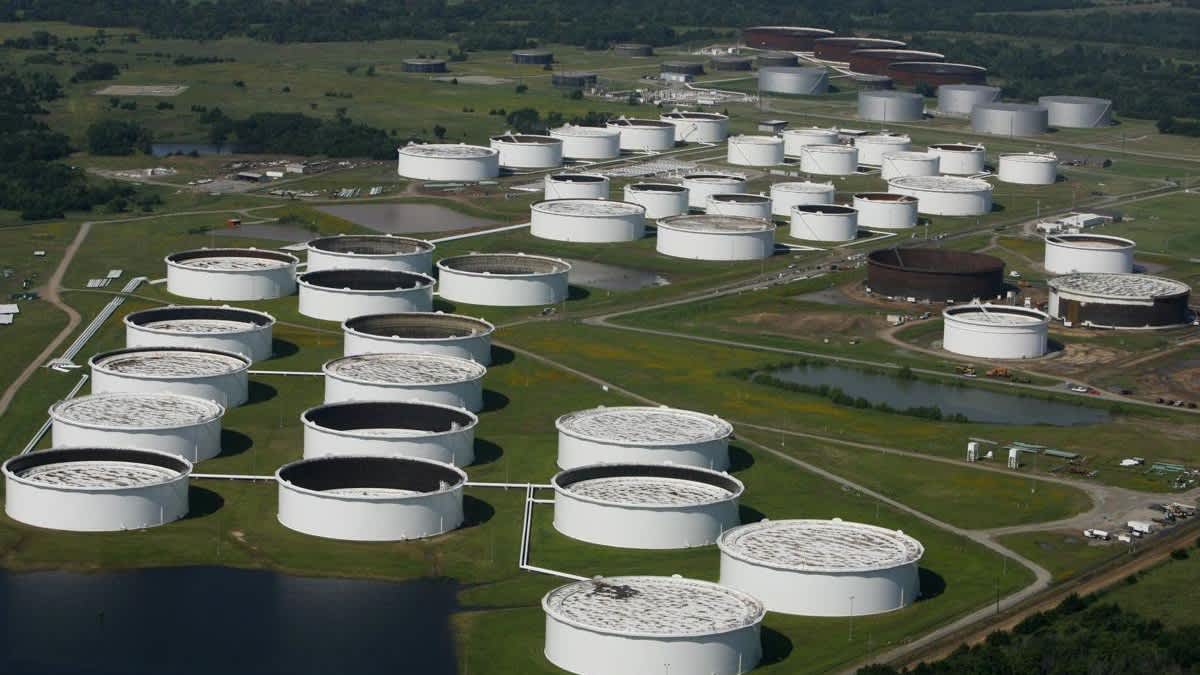 US crude stocks fall again as Hormuz crisis deepens