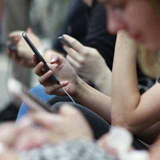 Social media surpasses TV as top U.S. news source, according to Oxford study