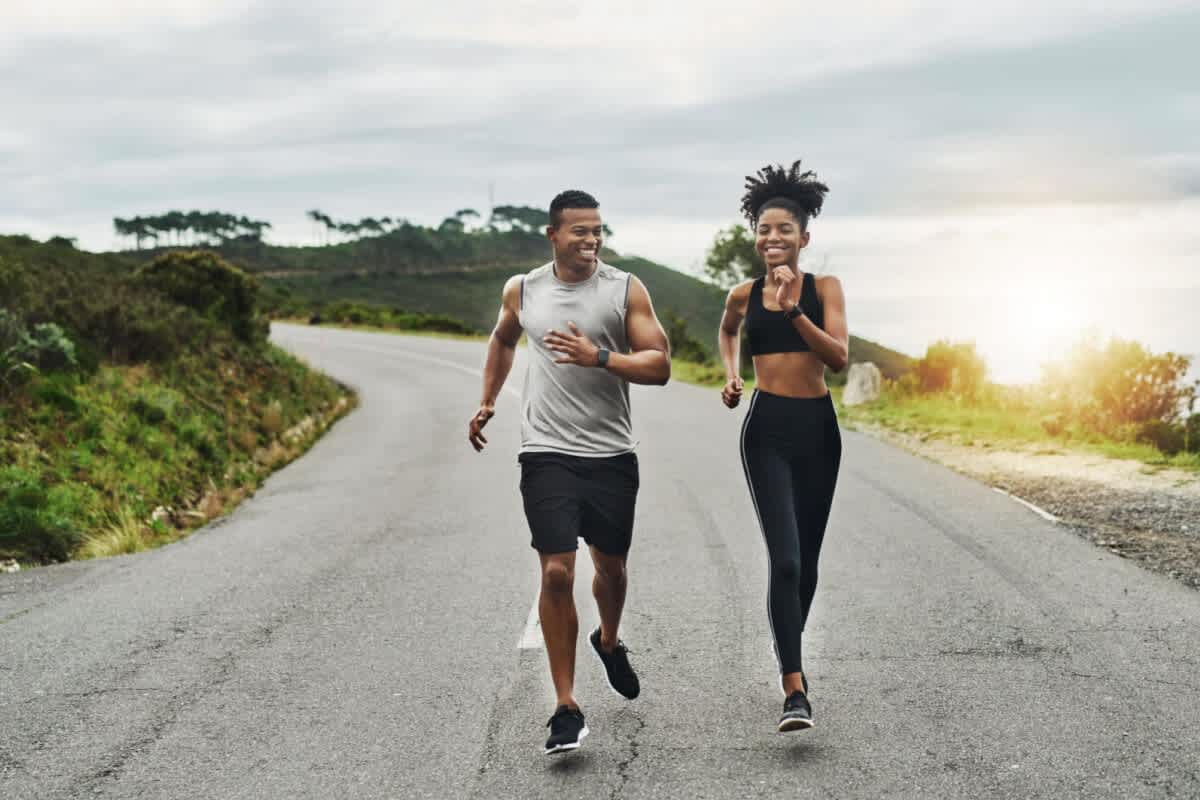 Casal praticando corrida aeróbica ao ar livre para saúde do coração