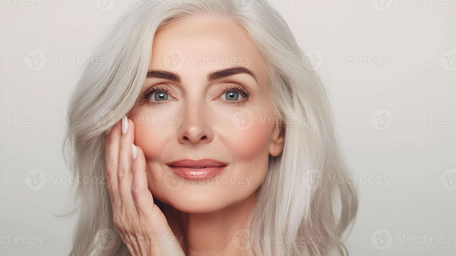 Mujer mayor con piel cuidada usando Kit Sérum Velva