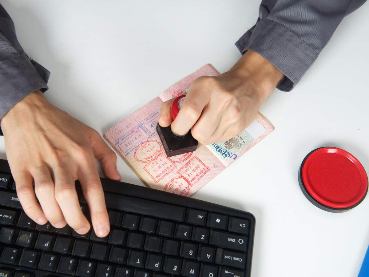 Dokumenty i pieczęcie urzędowe na biurku – formalności rejestracyjne w Polsce