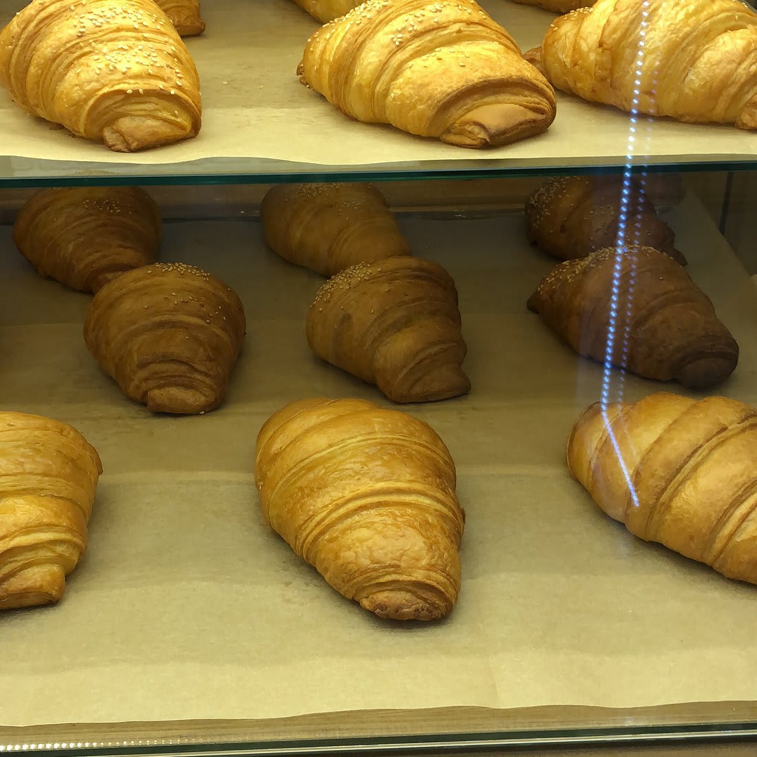 Ассортимент круассанов в витрине кофейни, поставляемых оптом от Мануфактуры Журавлевых