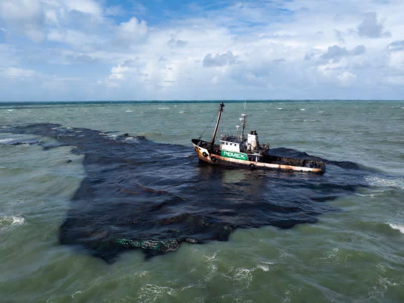 Embarcación rodeada de derrame de petróleo en el Golfo de México