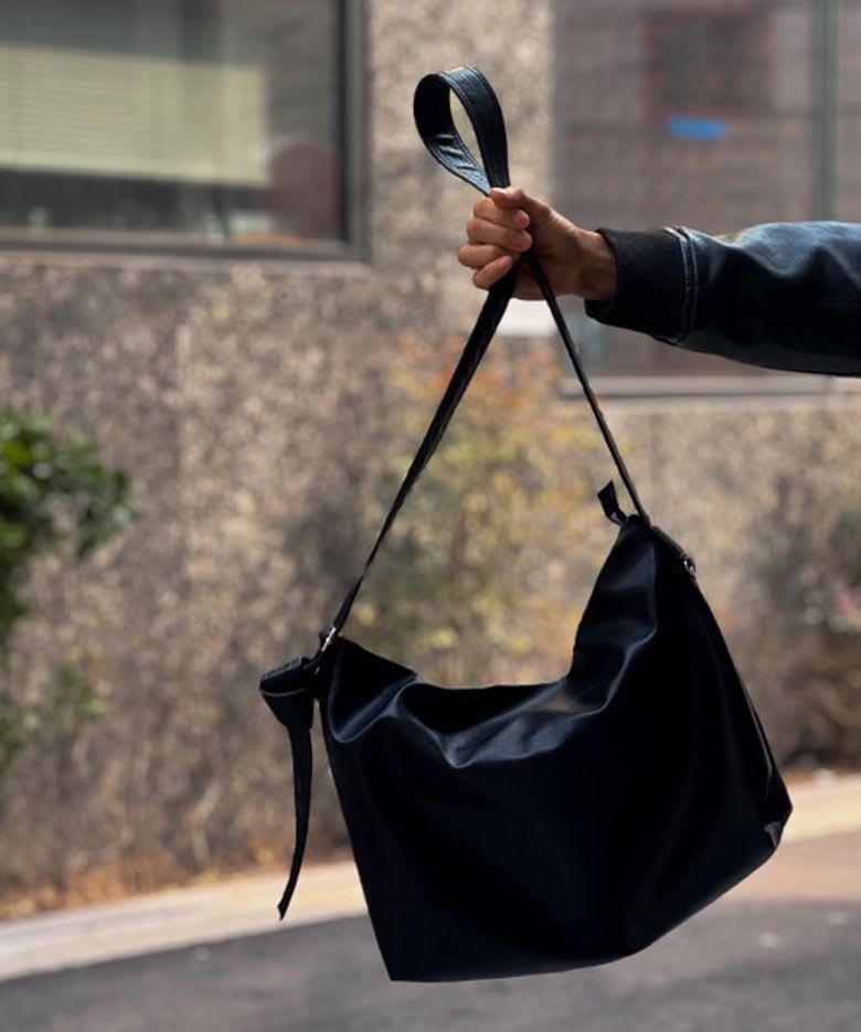 매드고트 호보 레더 크로스 숄더백 블랙 착장