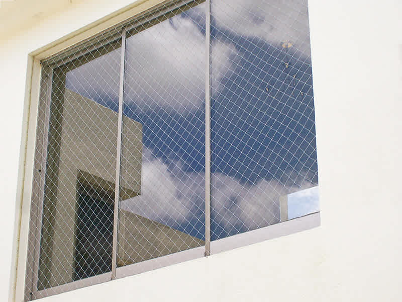 Balcony safety net for children and pets