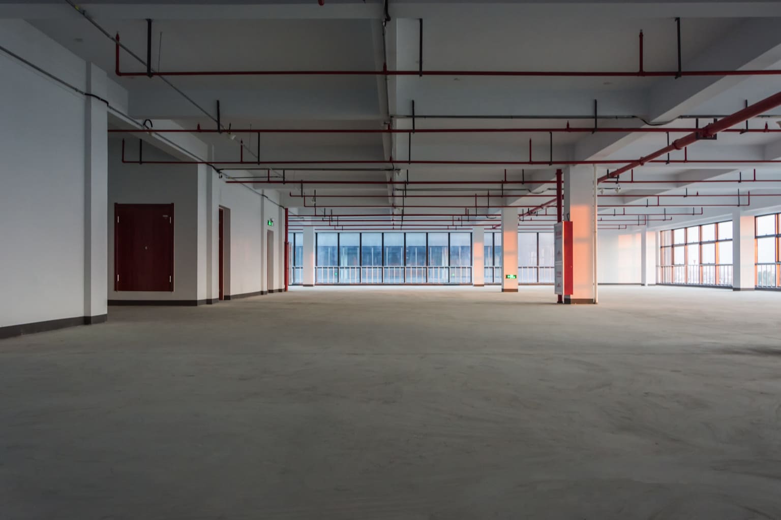 Espacio comercial vacío tras servicio de vaciado - Bada8