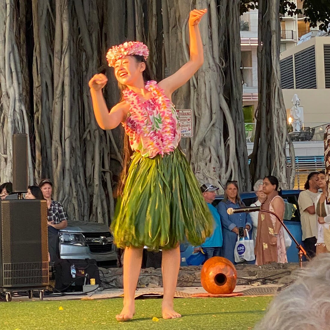 Hula dancer in pink lei at Kuhio Beach