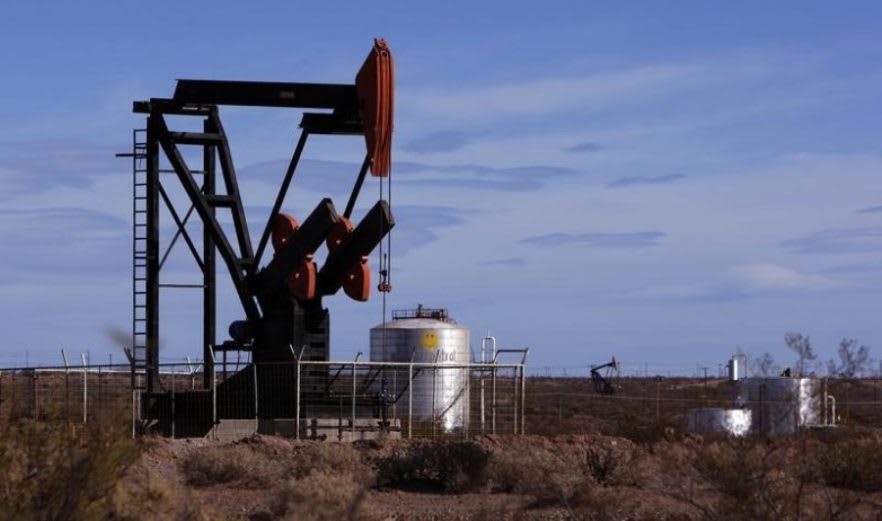 Bomba de extracción de petróleo en Vaca Muerta, Patagonia