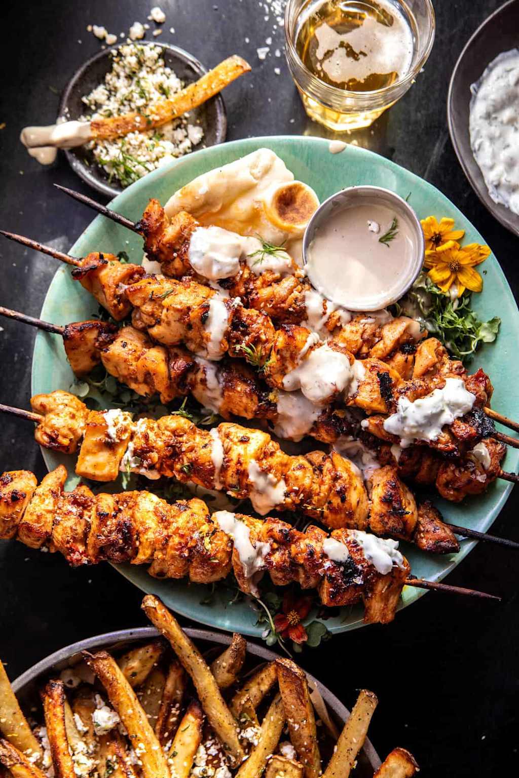 Brochette de poulet grillée frites sauce