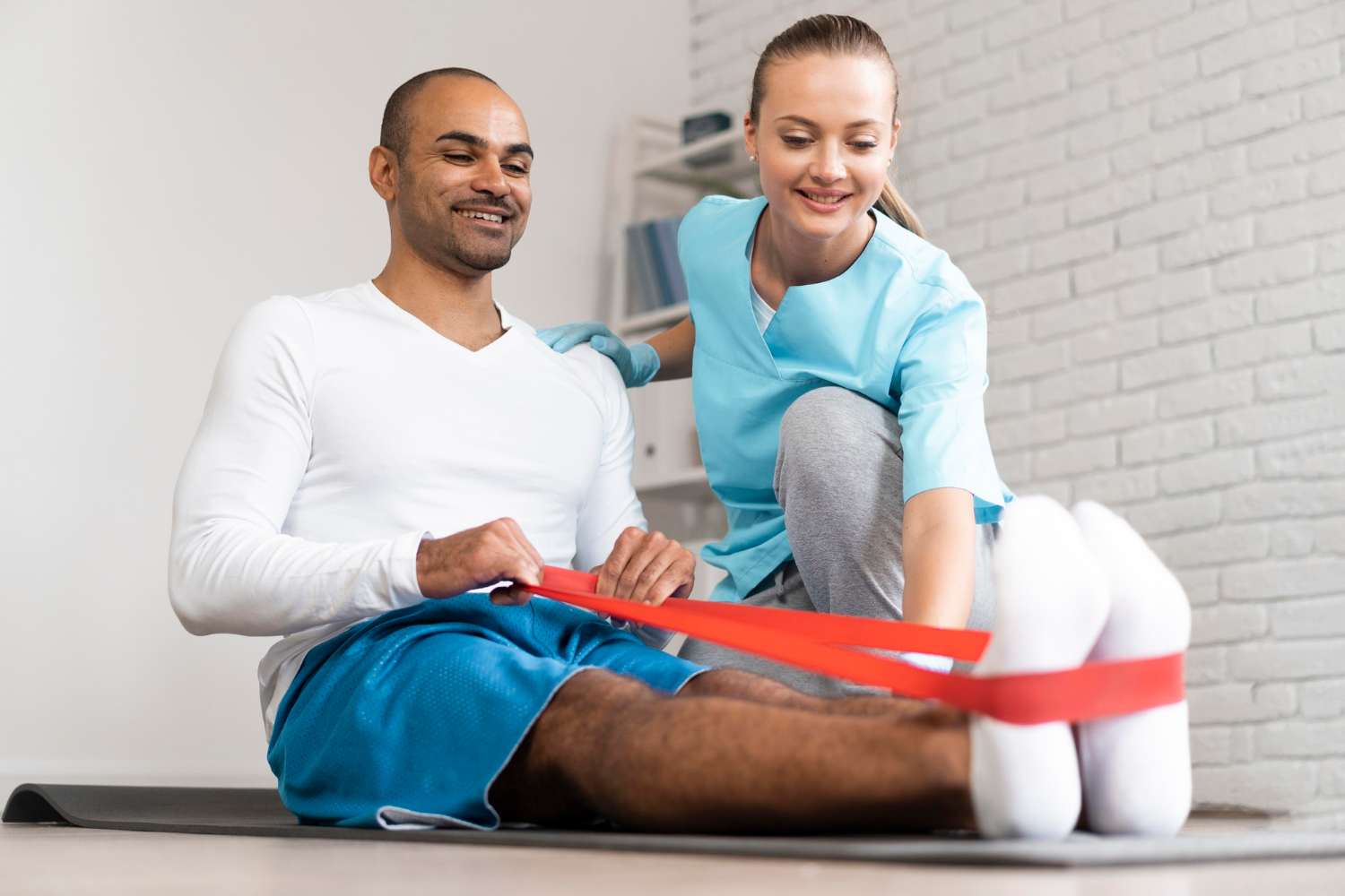 Fisioterapeuta ajudando paciente em exercício com faixa elástica para ombro e braço