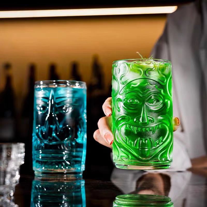 Cocktails tropicaux premium dans un décor de bar élégant
