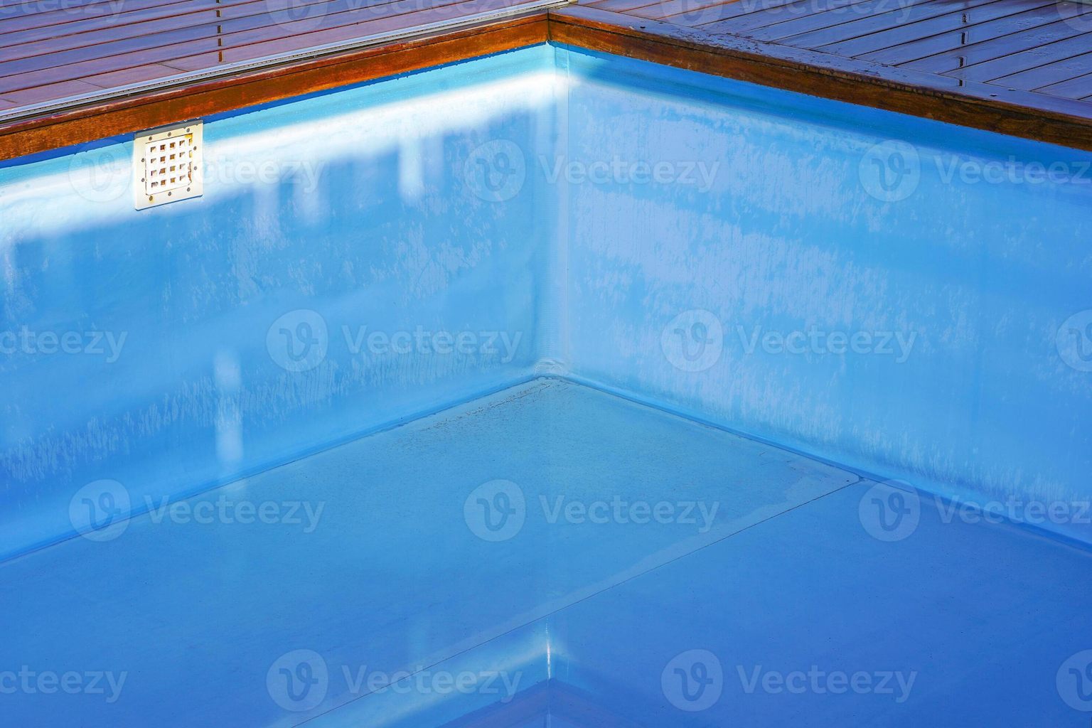 Leeres Becken mit blauen Fliesen und sauberem Deck