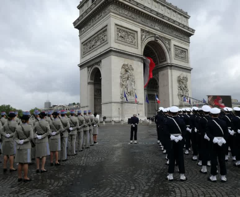 Soldats devant l'Arc de Triomphe le 8 mai
