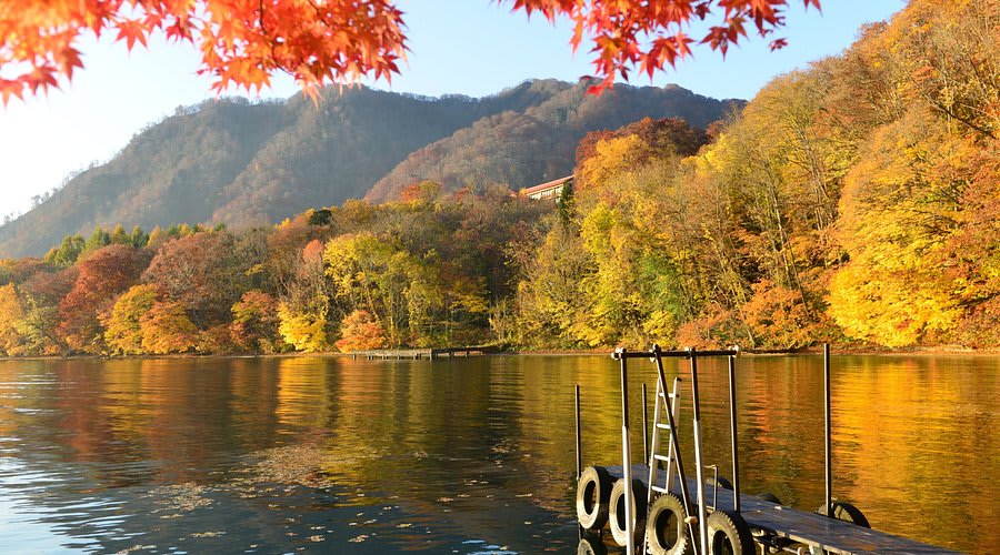 十和田湖碼頭與秋景