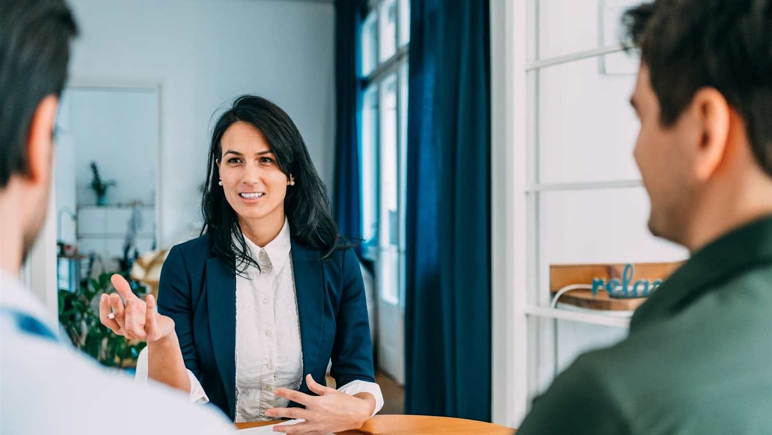 Equipo profesional apoyando el crecimiento de una empresa
