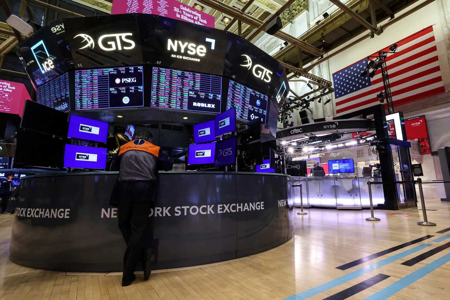 Piso de operaciones de Wall Street con pantallas de cotizaciones