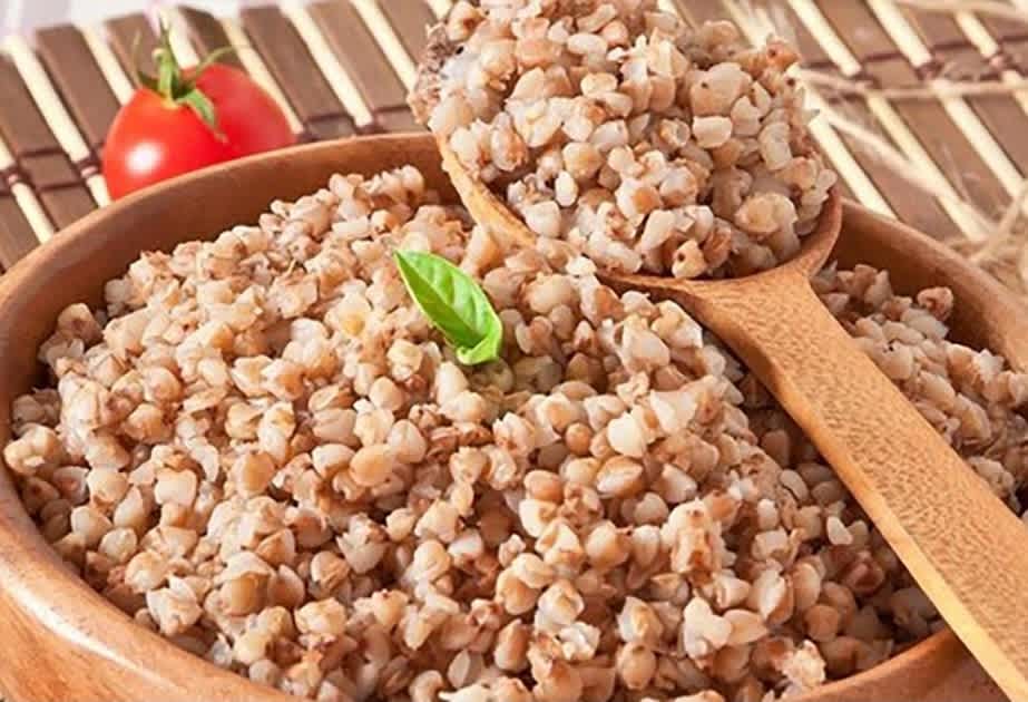 木碗中盛放的蕎麥粒